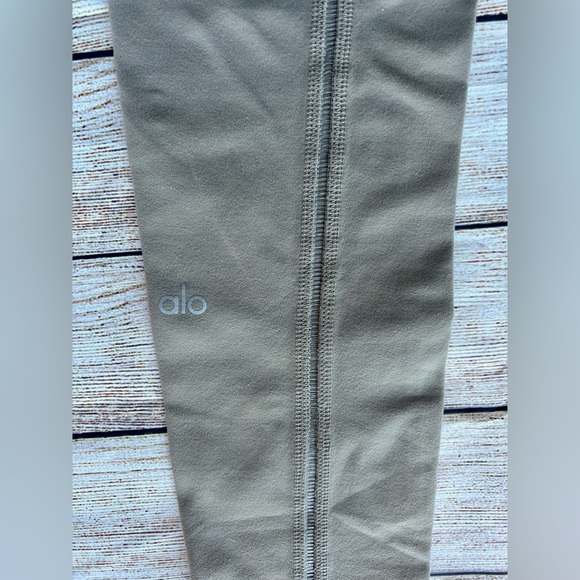 SOLD🔴ALO Yoga Dash Leggings in Gravel - Picture 4 of 11